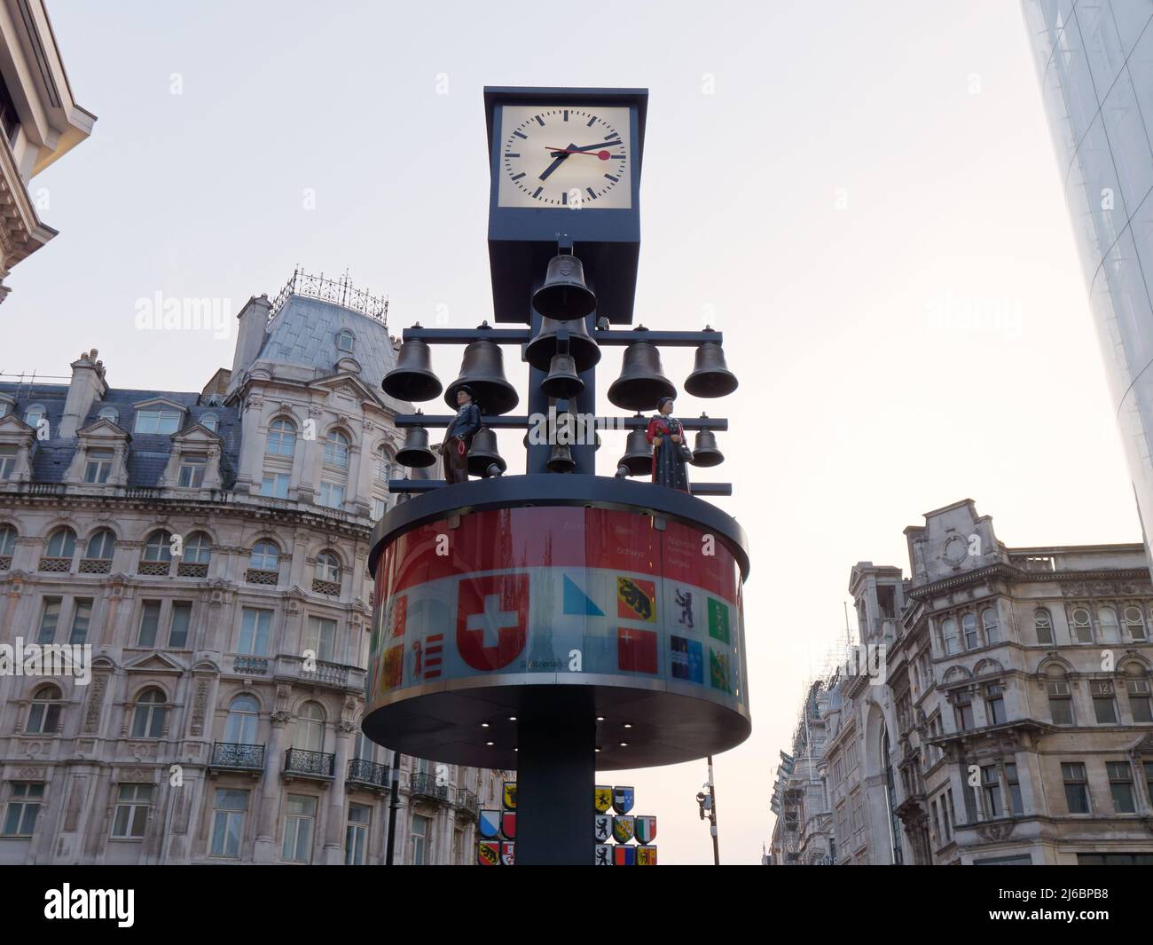 Londra, Grande Londra, Inghilterra, aprile 23 2022: Primo piano dell'orologio svizzero in Leicester Square. Foto Stock