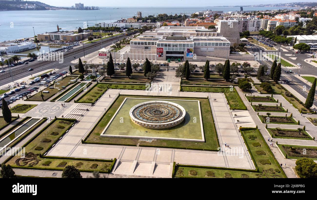 Praa do Império Garden o Jardim da Praa do Império, e Centro Cultural de Belem, Lisbona, Portogallo Foto Stock