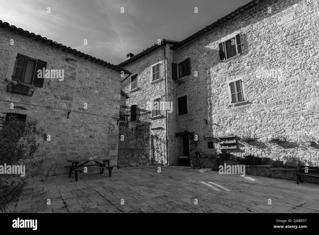 Castel Trosino è un borgo di origine medievale situato su una roccia travertina nella valle di Castellano. Il villaggio del castello è organizzato Foto Stock