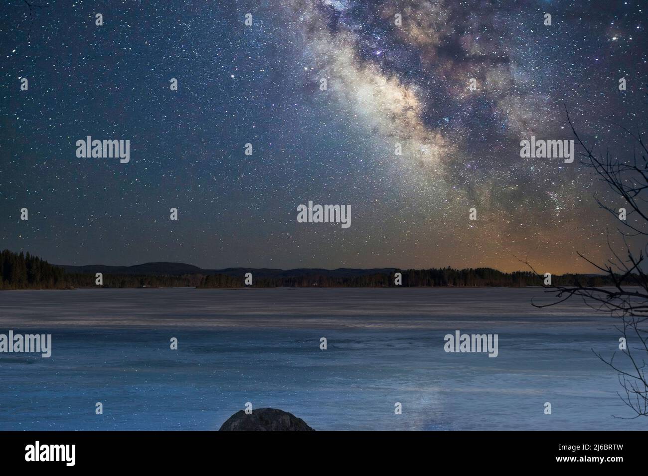 Stelle nel cielo in una notte limpida e fredda sopra un lago. Foto Stock