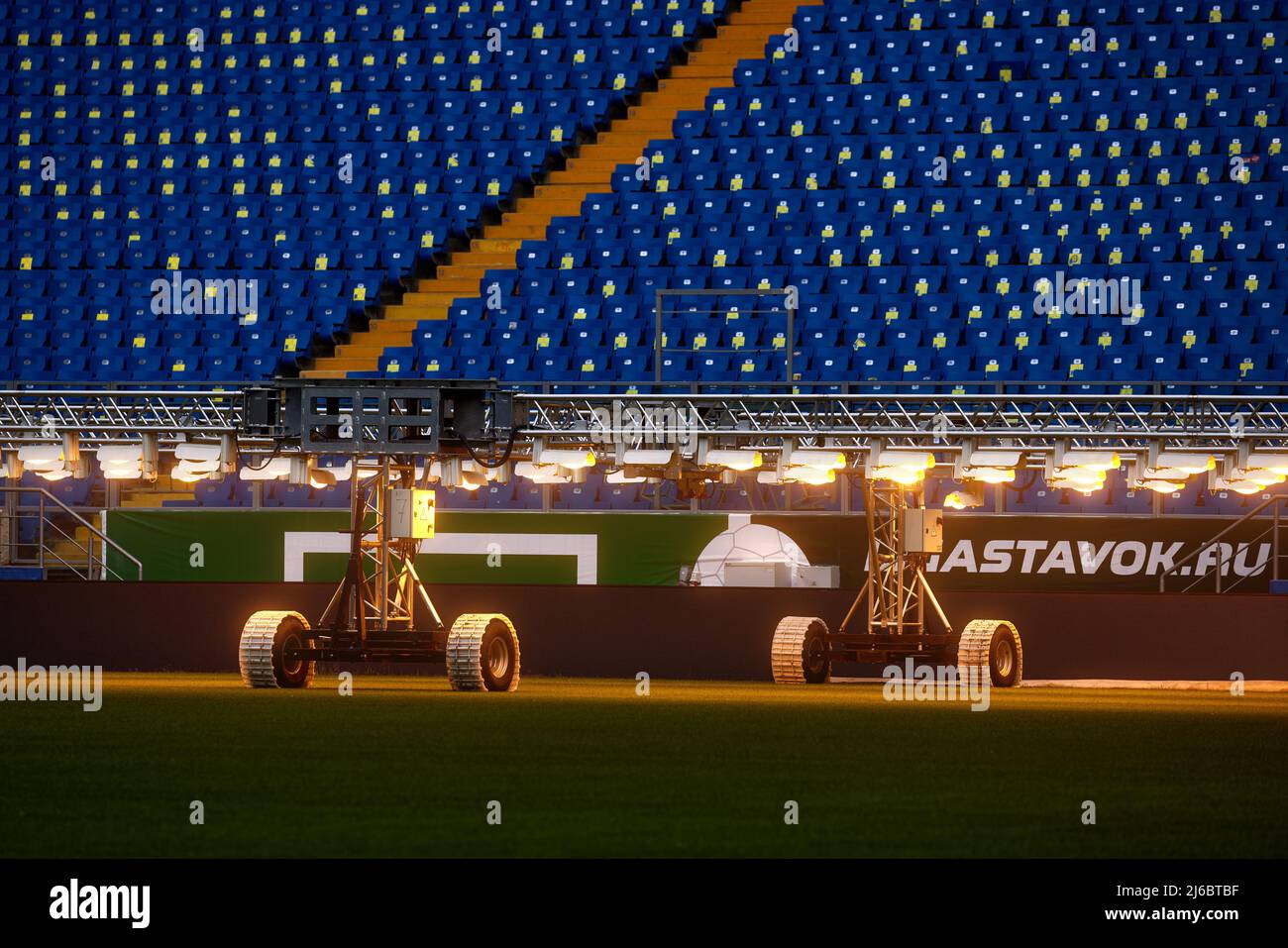 Sistema di illuminazione artificiale per la crescita di calcio stadi erba. Lampade per riscaldare il prato dello stadio e mantenere l'erba in perfette condizioni. Lampade per Foto Stock