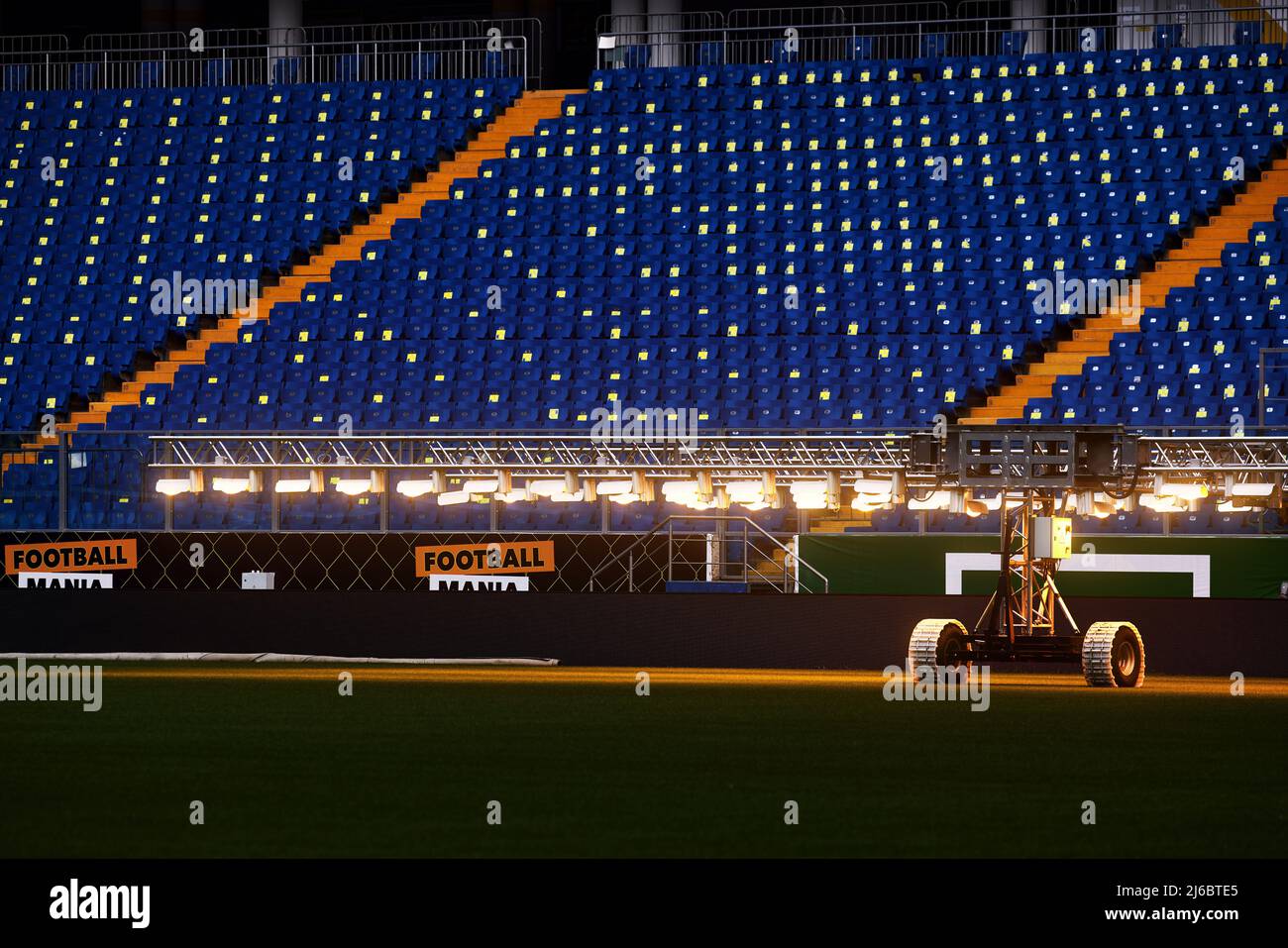 Sistema di illuminazione artificiale per la crescita di calcio stadi erba. Lampade per riscaldare il prato dello stadio e mantenere l'erba in perfette condizioni. Lampade per Foto Stock