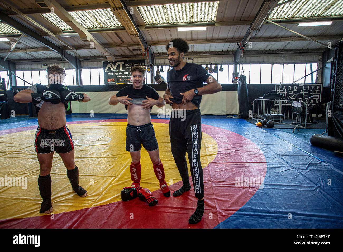 Un gruppo di giovani studenti maschi di Thai Boxing che mostrano le loro cozze al club di boxe nella palestra locale nel West Yorkshire, Inghilterra. Foto Stock