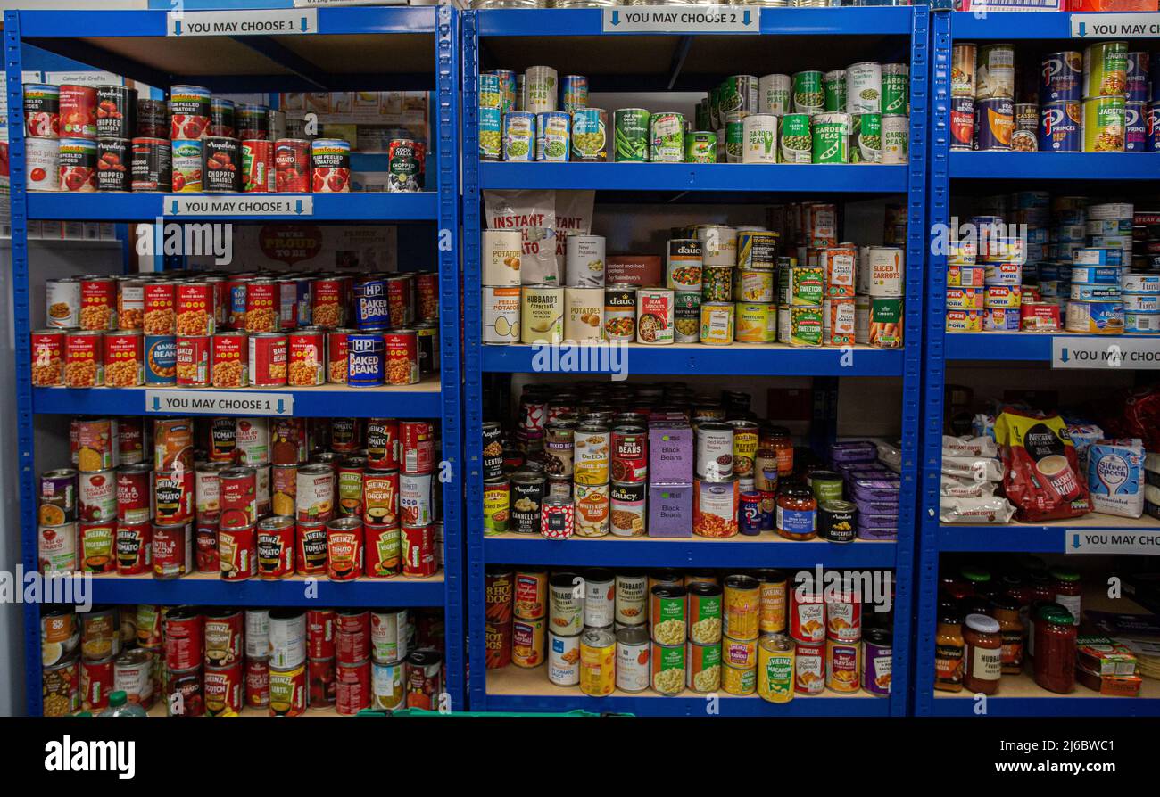 Bombolette donate e cereali sugli scaffali presso la banca alimentare , Wakefiled , Inghilterra . Foto Stock