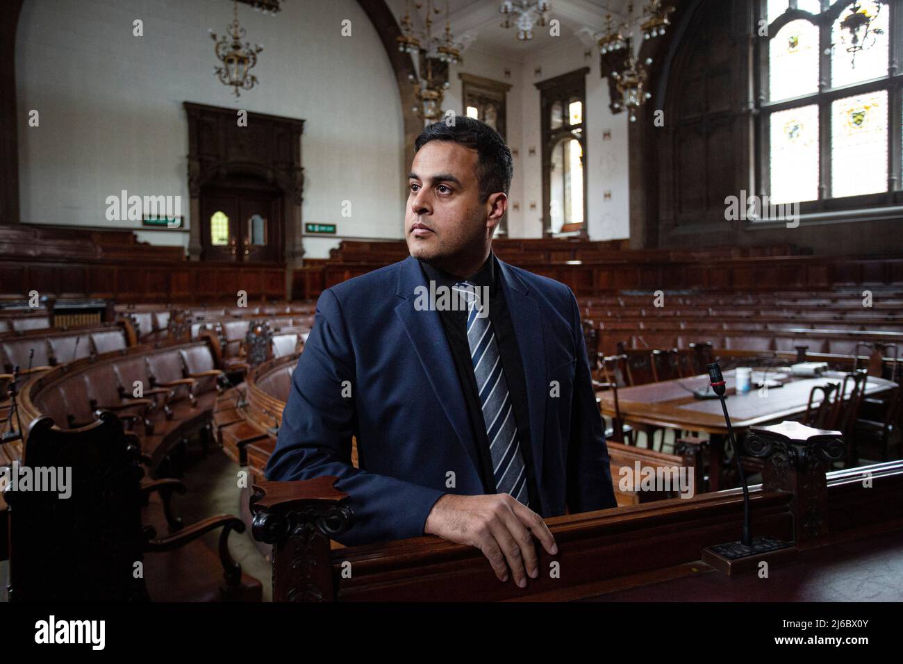 Consigliere conservatore Nadeem Ahmed seduto nella storica sala del consiglio di Wakefield , West Yorkshire, Inghilterra. Foto Stock