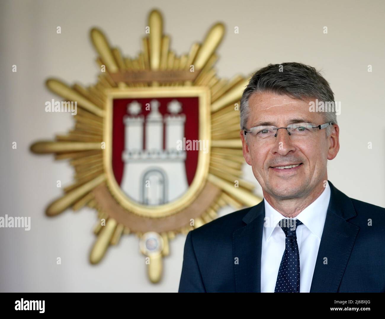 PRODUZIONE - 25 Aprile 2022, Amburgo: Ralf Martin Meyer, capo della polizia di Amburgo, si trova nel suo ufficio presso la sede della polizia. Ralf Martin Meyer è stato capo della polizia di Amburgo per otto anni. Il 1 maggio Meyer celebra il suo 8th anniversario di servizio. Foto: Marcus Brandt/dpa Foto Stock