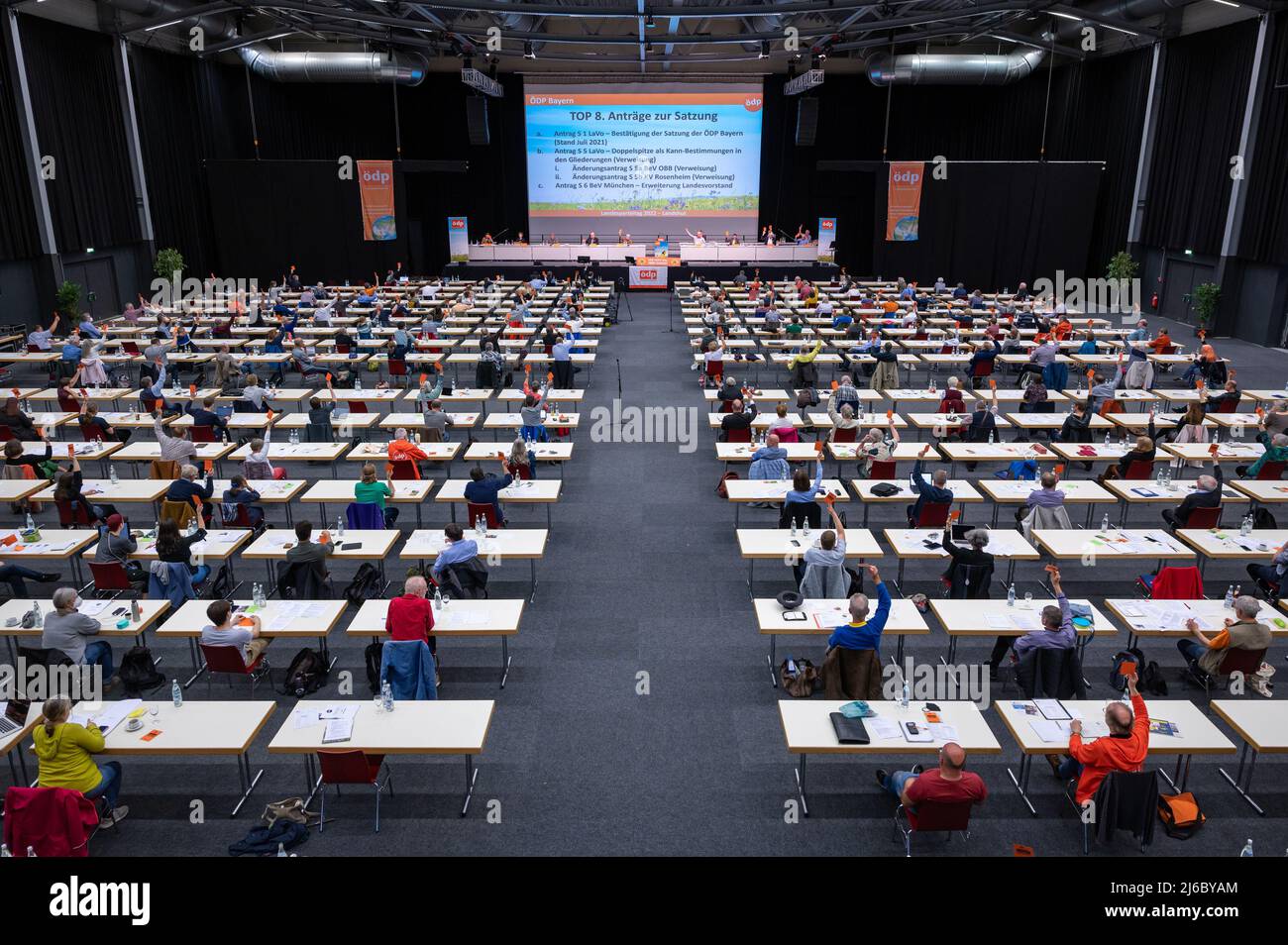30 aprile 2022, Baviera, Landshut: Delegati alla conferenza della festa di Stato della ÖDP in Baviera presso la Sparkassen Arena. Foto: Armin Weigel/dpa Foto Stock