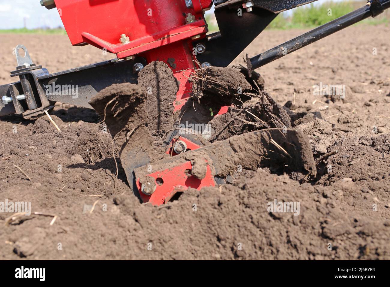 Giardino timone per coltivare il campo, si allenta il suolo. Palmare aratro motore Foto Stock