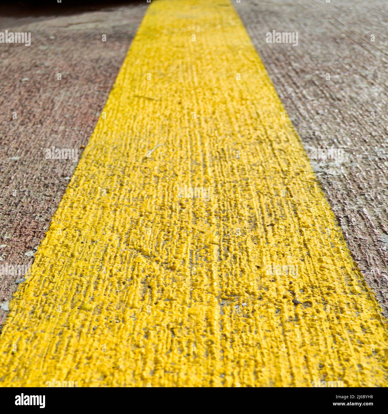 Asfalto pulito linea gialla strada texture con aspetto di sfondo, linea asfalto texture senza cuciture Foto Stock