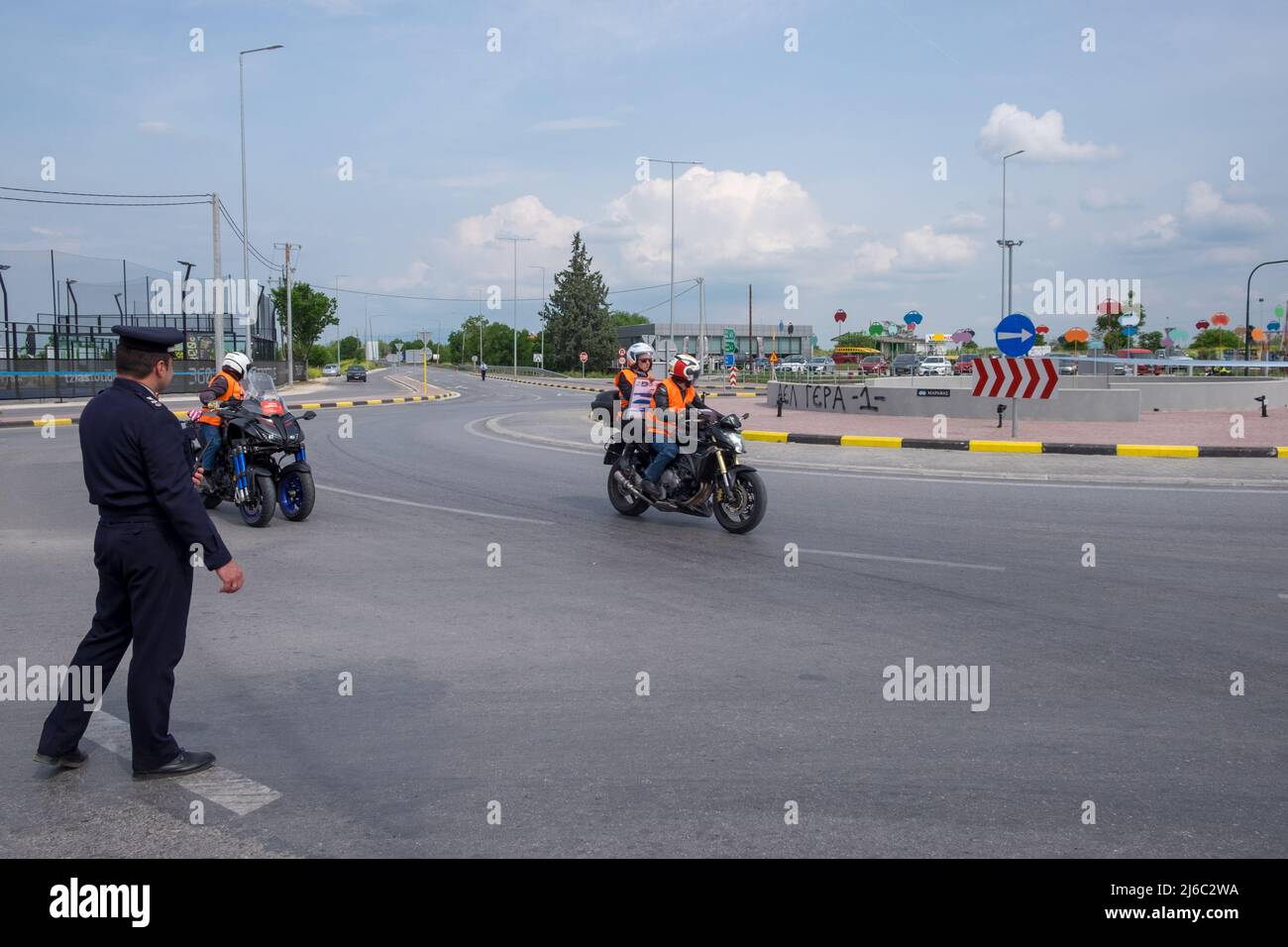 Ufficiale di polizia che controlla il traffico con due motociclette di fronte ai ciclisti durante il Tour Internazionale 2022 di Hellas corsa ciclistica Foto Stock