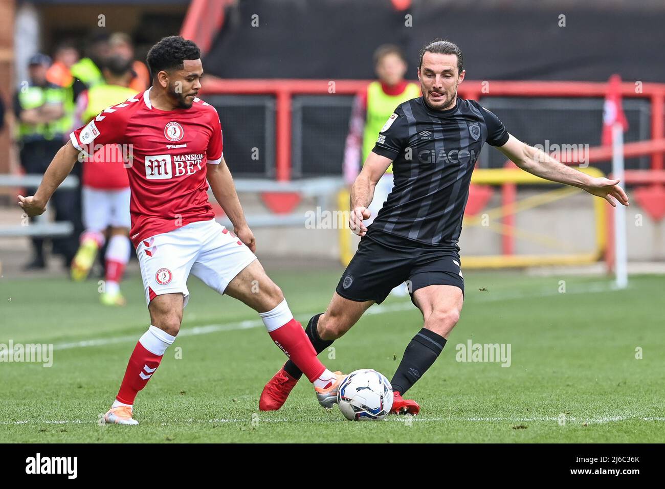 Lewie Coyle #2 di Hull City e Jay Daisilva #3 di Bristol City Battaglia per la palla in , il 4/30/2022. (Foto di Craig Thomas/News Images/Sipa USA) Foto Stock