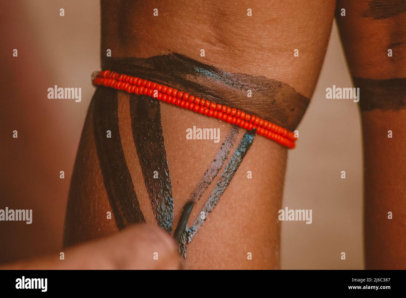 Braccio o gamba dipinta di un indiano brasiliano della tribù indigena Asurini in Brasile. Foto Stock