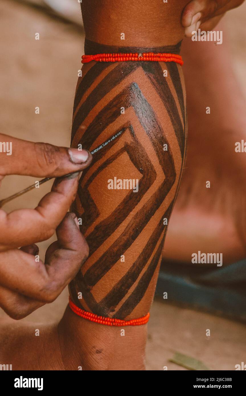 Braccio o gamba dipinta di un indiano brasiliano della tribù indigena Asurini in Brasile. Foto Stock