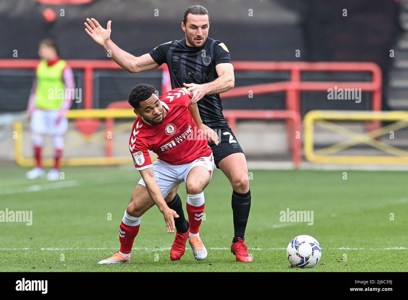 Lewie Coyle #2 di Hull City e Jay Daisilva #3 di Bristol City Battaglia per la palla in , il 4/30/2022. (Foto di Craig Thomas/News Images/Sipa USA) Foto Stock