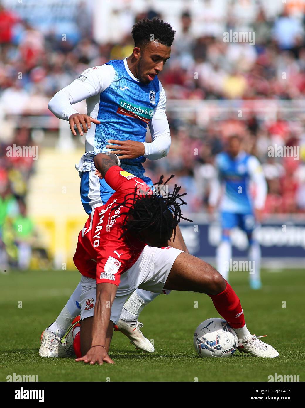 SWINDON, REGNO UNITO. APR 30th Akinwale Odimayo di Swindon Town e Remeao Hutton di Barrow AFC battaglia per il possesso durante la partita Sky Bet League 2 tra Swindon Town e Barrow al County Ground, Swindon Sabato 30th aprile 2022. (Credit: Kieran Riley | MI News) Credit: MI News & Sport /Alamy Live News Foto Stock