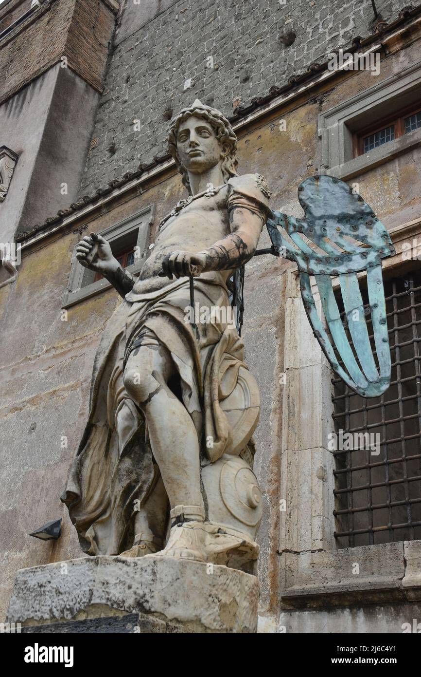 Angelo originale di Raffaello da Montelupo nel cortile di Castel Sant Angelo, Roma. Foto Stock