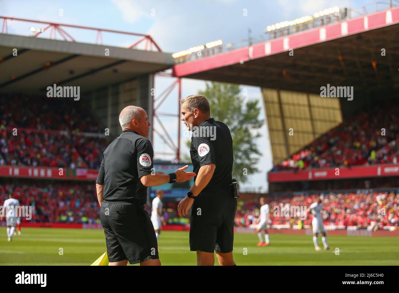 L'arbitro Oliver Langford discute la decisione con il suo linesman prima di assegnare a Forest l'obiettivo a Nottingham, Regno Unito il 4/30/2022. (Foto di Ritchie Sumpter/News Images/Sipa USA) Foto Stock