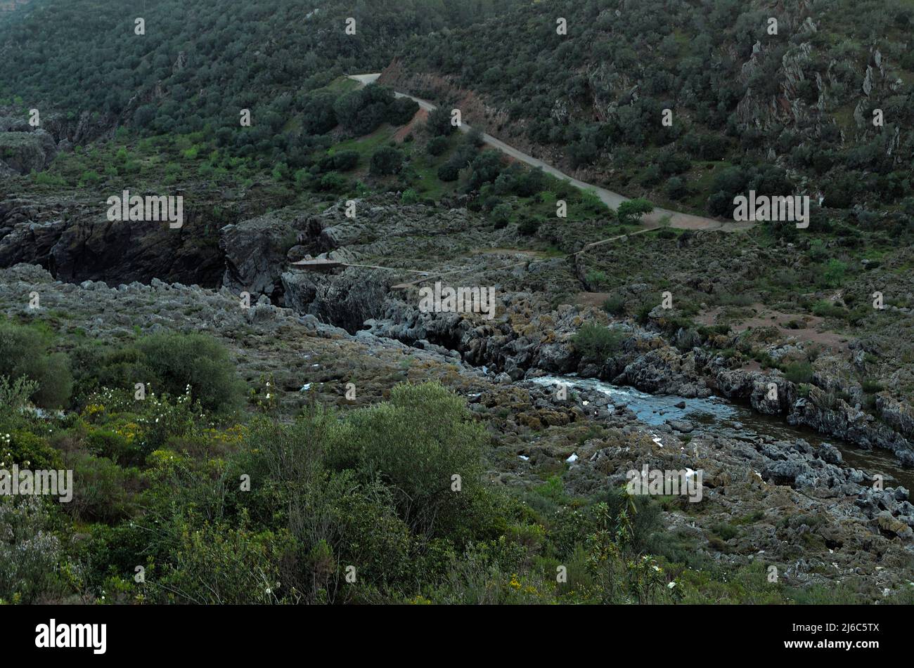 Valle di Polo do Lobo e fiume Guadiana, sito della famosa cascata di Alentejo, Portogallo Foto Stock
