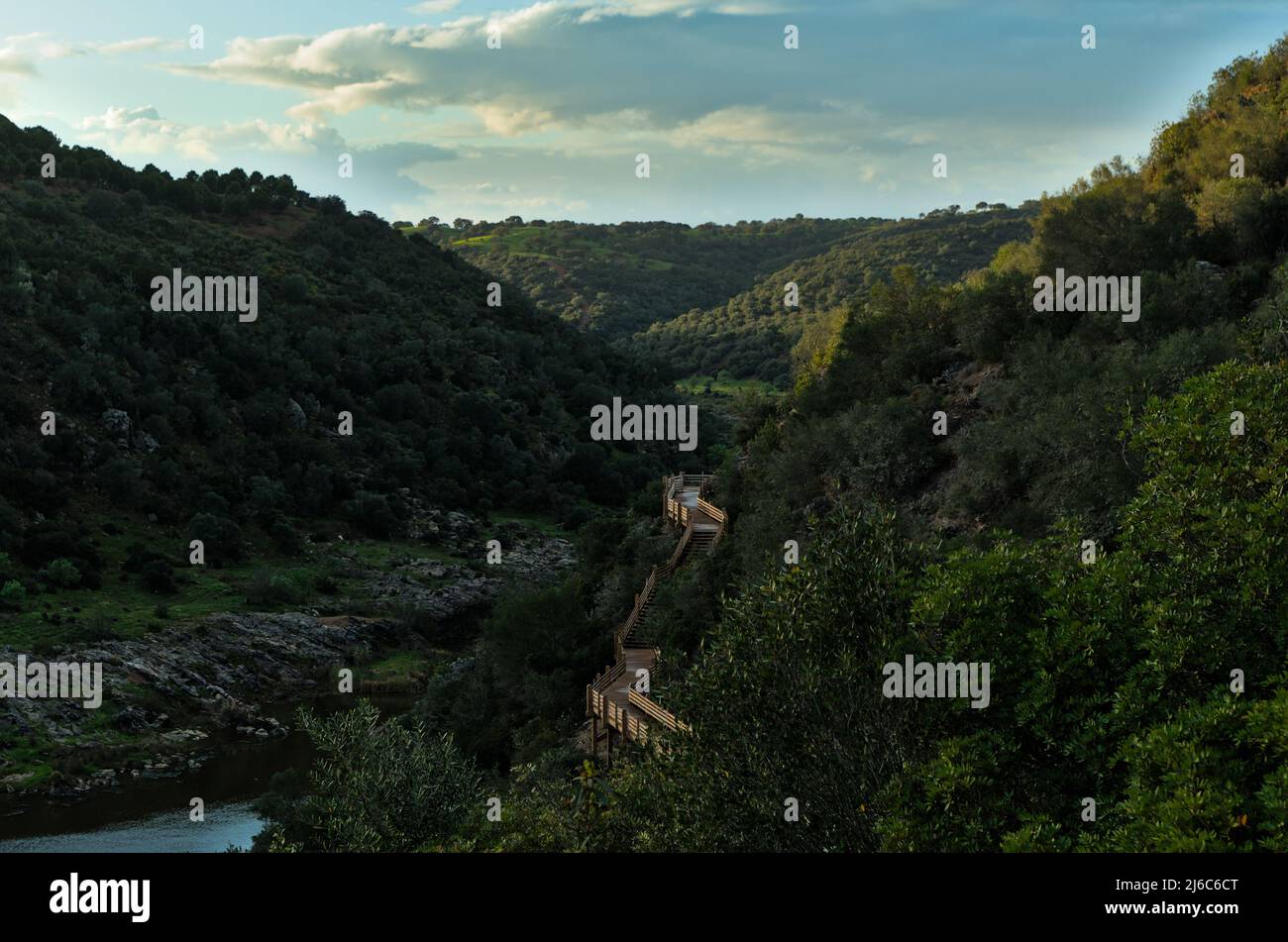 Valle di Polo do Lobo e fiume Guadiana, sito della famosa cascata di Alentejo, Portogallo Foto Stock