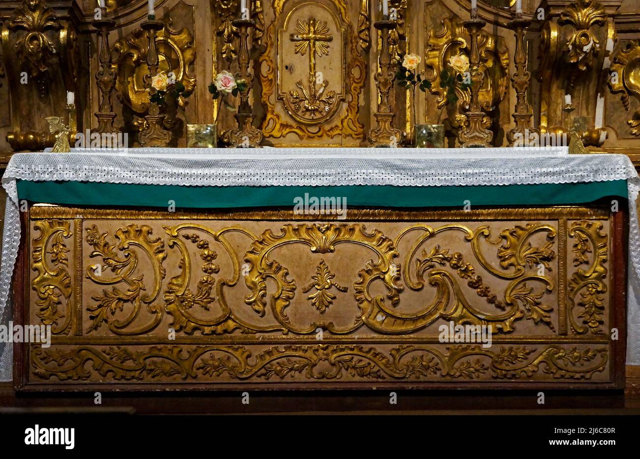 Ornamenti barocchi sull'altare della chiesa (dettaglio), Tiradentes, Minas Gerais, Brasile Foto Stock
