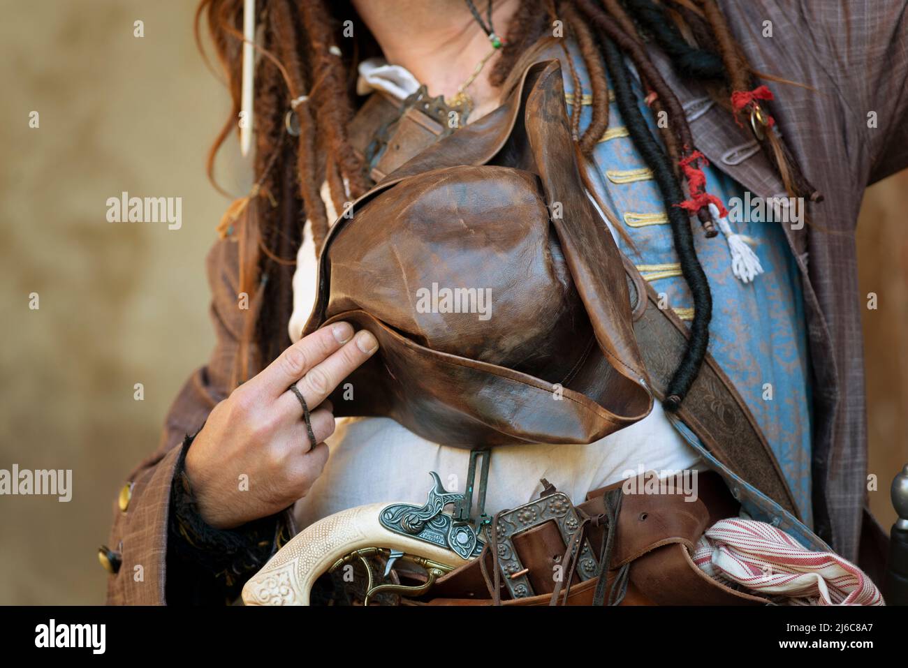 Costume pirata che tiene il cappello in pelle Foto Stock