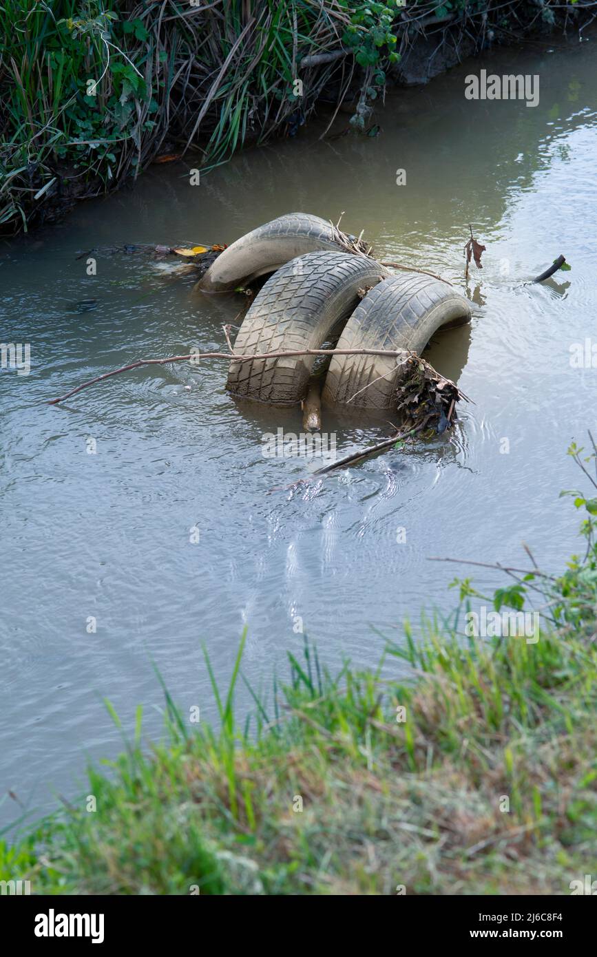 Italia, Lombardia, veicolo pneumatico abbandonato in acqua Foto Stock