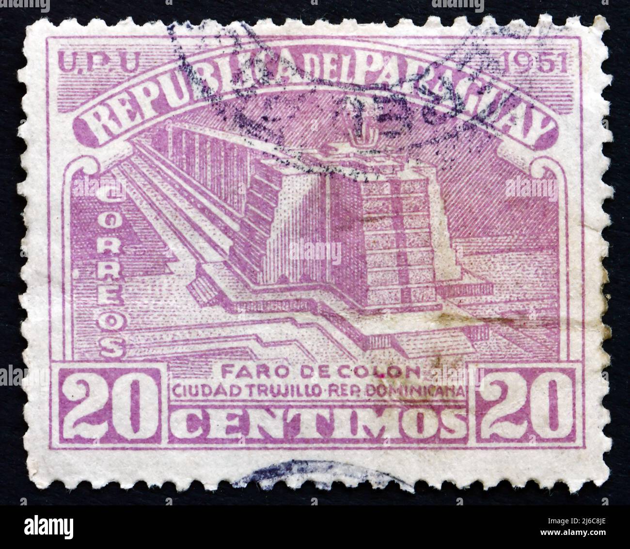 PARAGUAY - CIRCA 1952: Un francobollo stampato in Paraguay mostra Columbus Lighthouse, un Monumento situato a Santo Domingo Este, Repubblica Dominicana, circa 1952 Foto Stock