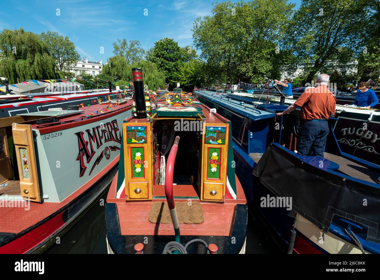 Londra, Regno Unito. 30 aprile 2022. La gente a bordo di barche a crociera ha scoperto con la conigliatura colorata e altre decorazioni in stile festival durante la Inland Waterways Association (IWA) Canalway Cavalcade a Little Venice per celebrare il meglio della vita sulle vie d'acqua di Londra e della sua comunità. L'evento si svolge nei primi mesi del fine settimana delle feste di fine maggio e dopo essere stato annullato a causa della pandemia, il tema di quest'anno è "Bentornato". Credit: Stephen Chung / Alamy Live News Foto Stock