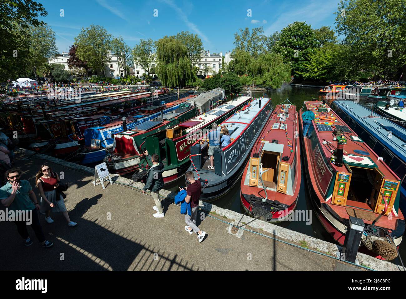 Londra, Regno Unito. 30 aprile 2022. La gente passa le barche a chiodata con i conigli colorati e altre decorazioni in stile festival durante la Inland Waterways Association (IWA) Canalway Cavalcade a Little Venice per celebrare il meglio della vita sui canali navigabili di Londra e della sua comunità. L'evento si svolge nei primi mesi del fine settimana delle feste di fine maggio e dopo essere stato annullato a causa della pandemia, il tema di quest'anno è "Bentornato". Credit: Stephen Chung / Alamy Live News Foto Stock