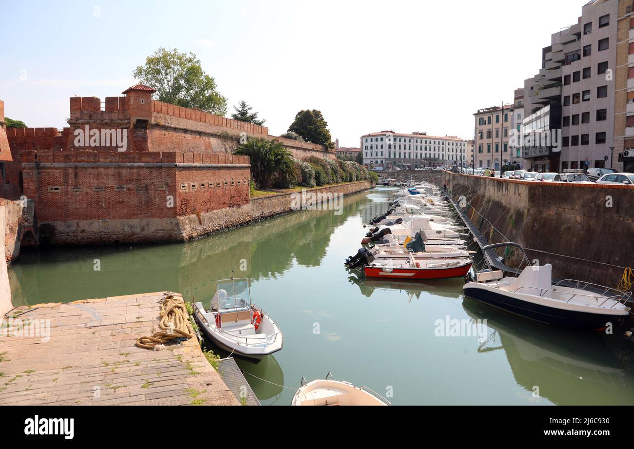 Centro storico della città di Livorno in Toscana e barche ormeggiate Foto Stock