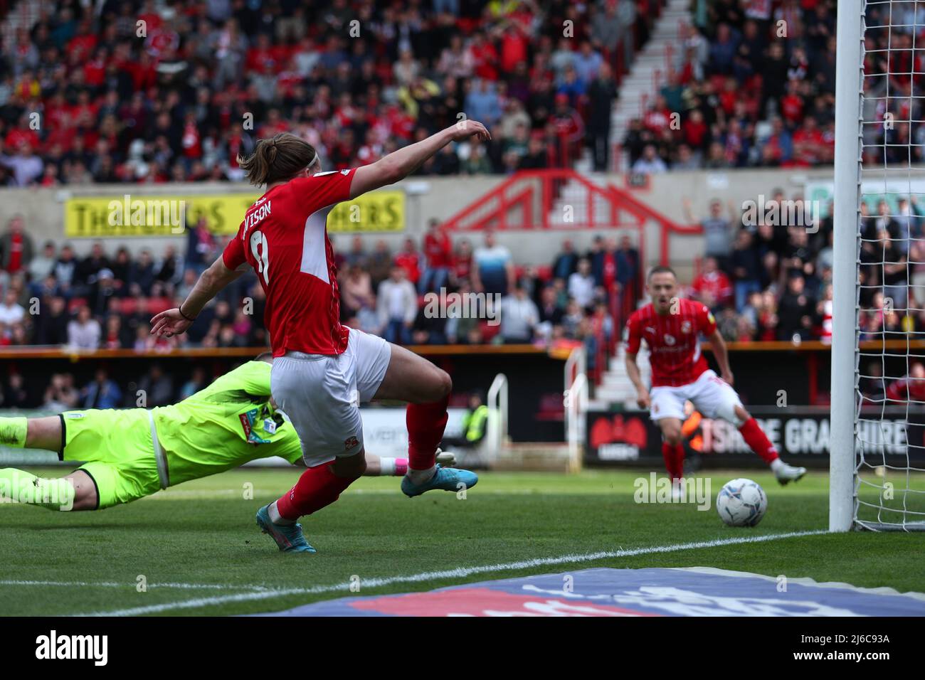 SWINDON, REGNO UNITO. APR 30th Josh Davison di Swindon Town ha il suo secondo obiettivo del gioco è vietato a causa di un offside nella costruzione durante la partita Sky Bet League 2 tra Swindon Town e Barrow al County Ground, Swindon Sabato 30th aprile 2022. (Credit: Kieran Riley | MI News) Credit: MI News & Sport /Alamy Live News Foto Stock