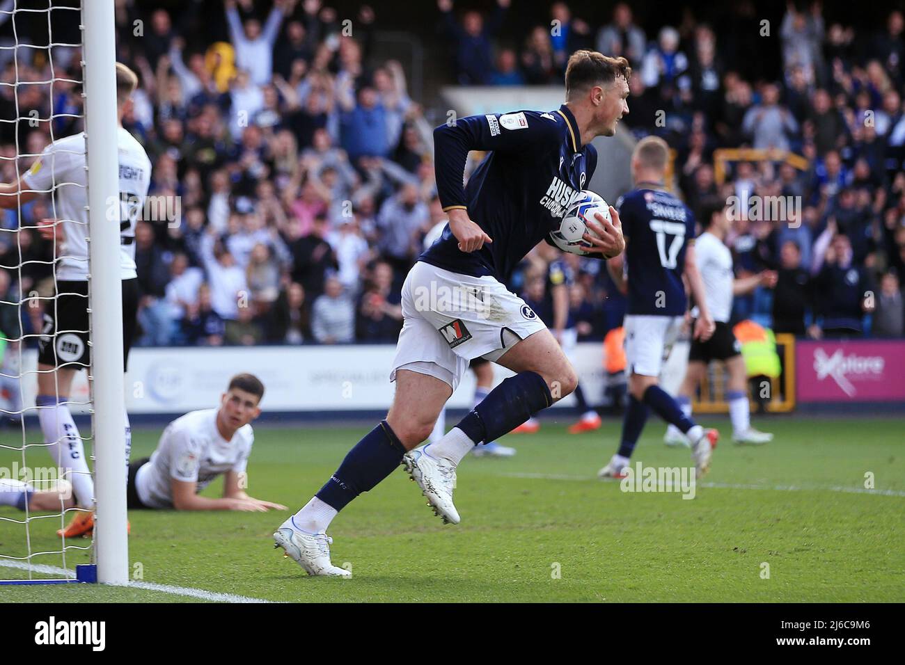 Jake Cooper di Millwall sceglie la palla dalla rete dopo il suo secondo obiettivo squadre che è stato un on gol da Josh Knight di Peterborough United (l). EFL Skybet Championship Match, Millwall contro Peterborough Utd al Den di Londra sabato 30th aprile 2022. Questa immagine può essere utilizzata solo a scopo editoriale. Solo per uso editoriale, licenza richiesta per uso commerciale. Nessun uso in scommesse, giochi o un singolo club / campionato / giocatori pubblicazioni. pic di Steffan Bowen / Andrew Orchard sport fotografia / Alamy Live news Foto Stock