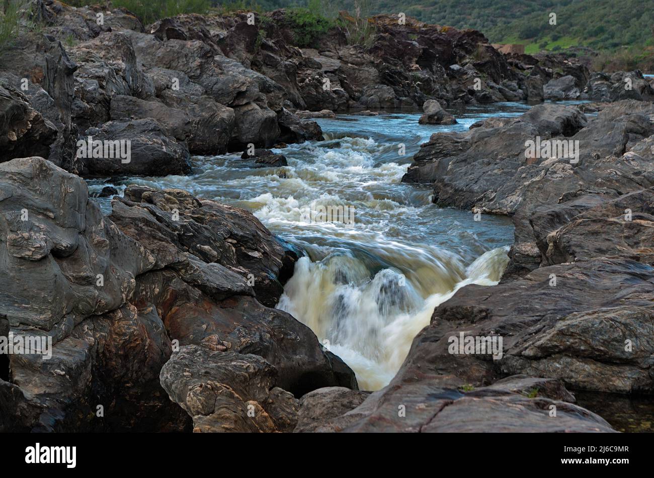 Valle di Polo do Lobo e fiume Guadiana, sito della famosa cascata di Alentejo, Portogallo Foto Stock