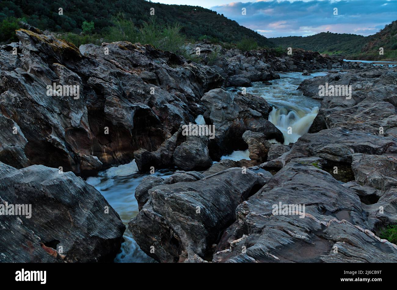 Valle di Polo do Lobo e fiume Guadiana, sito della famosa cascata di Alentejo, Portogallo Foto Stock