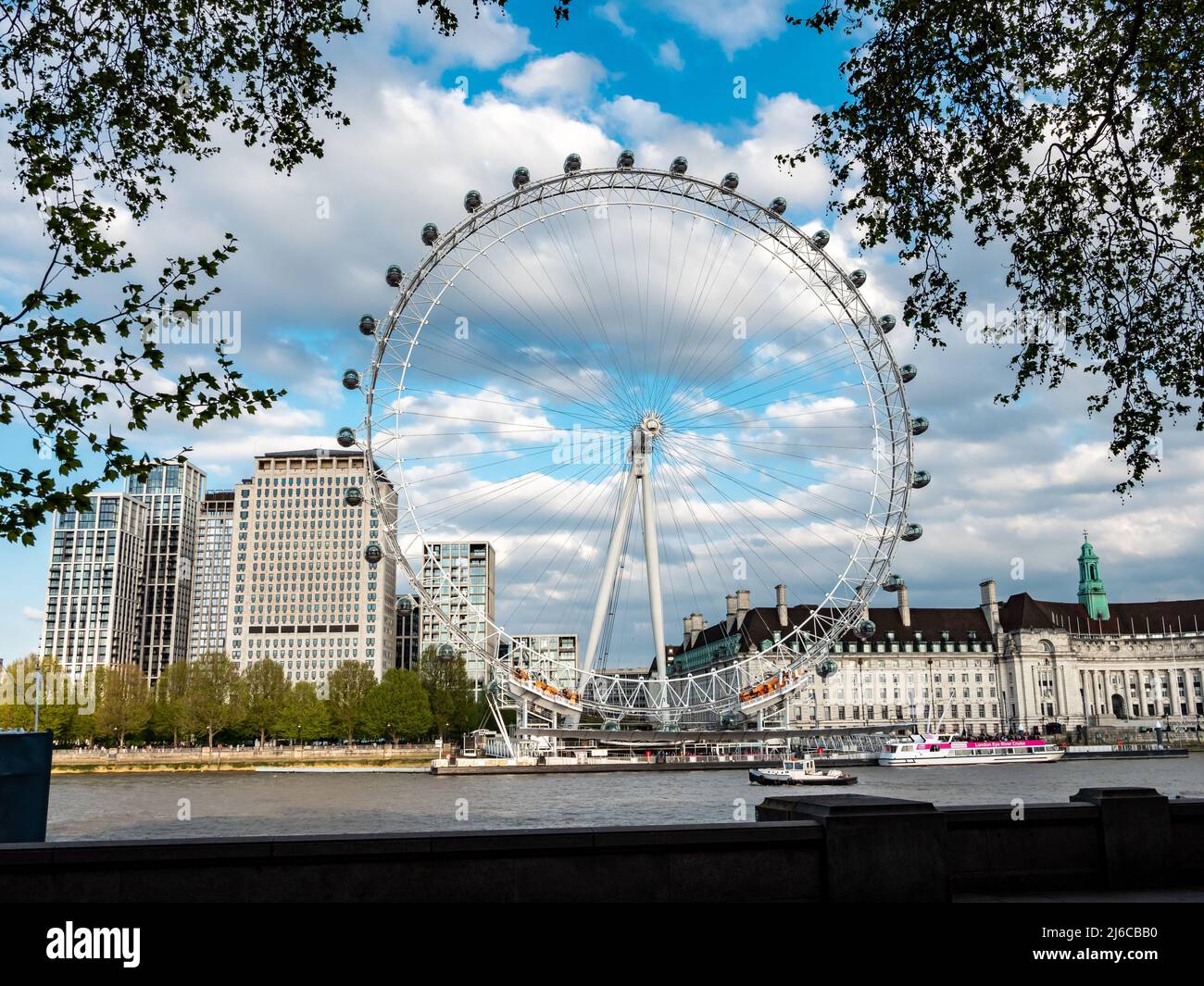 Londra, Inghilterra, Gran Bretagna - 24 aprile 2022: Ampia vista del famoso Eye of London, la ruota del millennio a Westminster, South Bank Foto Stock