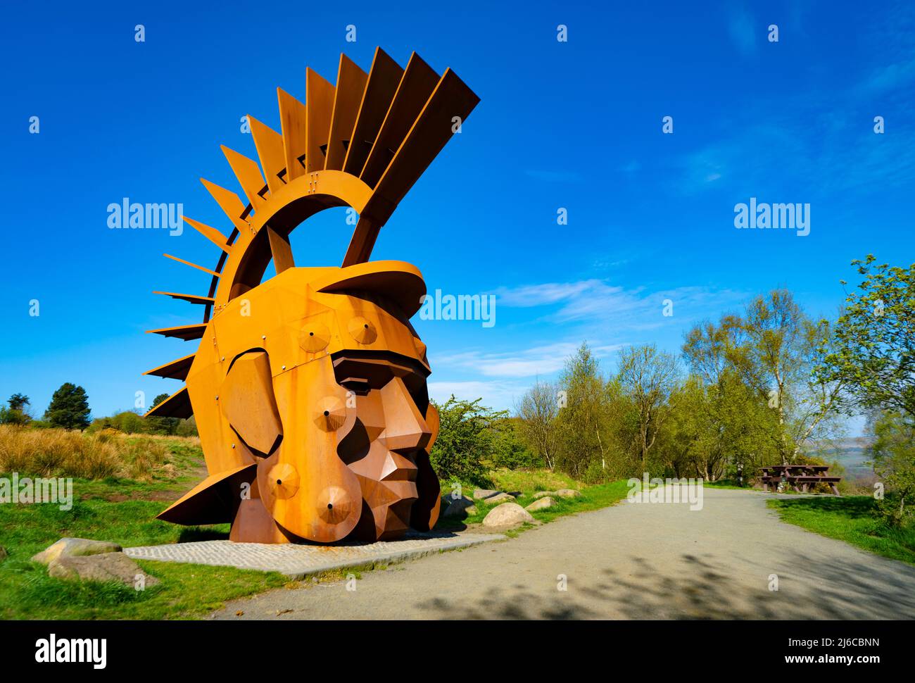 La scultura di un soldato romano Silvanus, alta 6 metri, dell'artista Svetlana Kondakova sulla strada del muro di Antonine a Nethercroy, Scozia Foto Stock