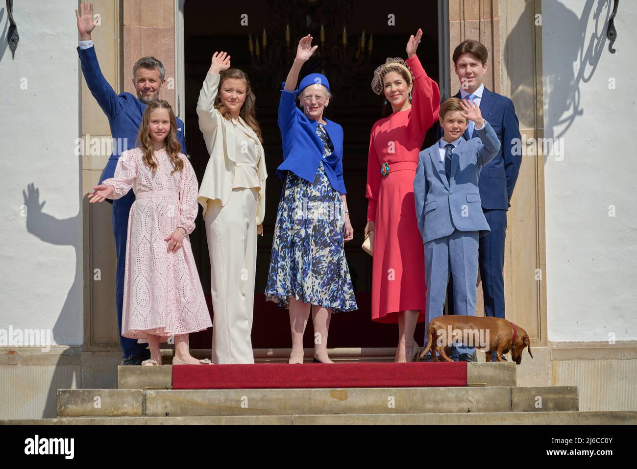 E confermata la Principessa Isabella di Danimarca. La conferma avrà luogo nella Chiesa del Castello di Fredensborg dal Conficatore reale, Mons. Henrik Wigh-Poulsen. FOTO: Famiglia Danese Crownprincess :Josephine,Fredrik;Isabella;Mary,Vincent e la Regina Margrete di Danimarca nel Christian.in Fredensborg, Danimarca, il 30 aprile 2022. Foto di Stefan Lindblom/Stella Pictures/ABACAPRESS.COM Foto Stock
