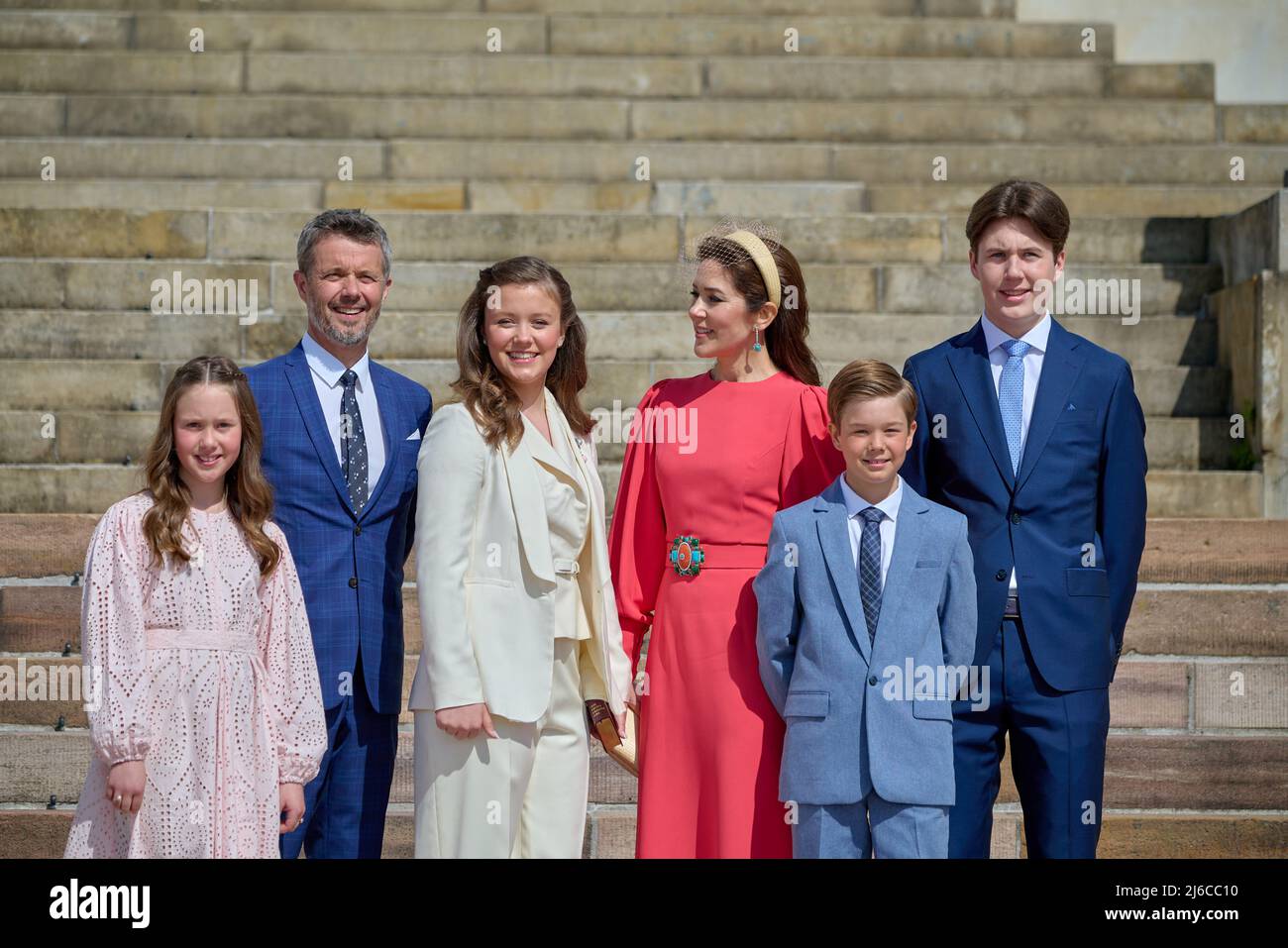 E confermata la Principessa Isabella di Danimarca. La conferma avrà luogo nella Chiesa del Castello di Fredensborg dal Conficatore reale, Mons. Henrik Wigh-Poulsen. FOTO: Famiglia Danese Crownprincess :Josephine,Fredrik;Isabella;Mary,Vincent e Christian. Fredensborg, Danimarca, il 30 aprile 2022. Foto di Stefan Lindblom/Stella Pictures/ABACAPRESS.COM Foto Stock