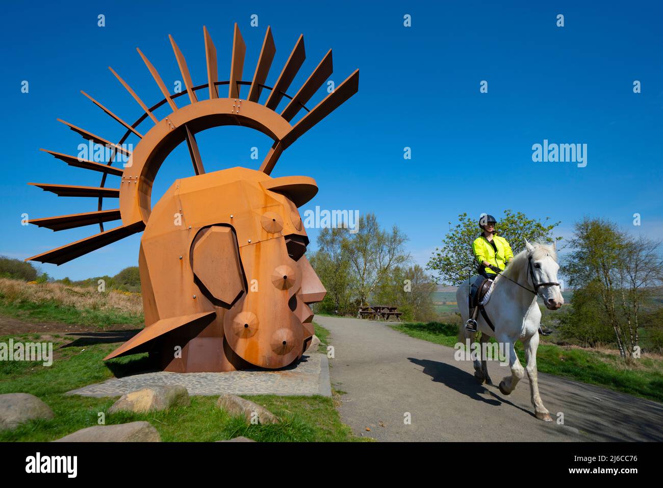 La scultura di un soldato romano Silvanus, alta 6 metri, dell'artista Svetlana Kondakova sulla strada del muro di Antonine a Nethercroy, Scozia Foto Stock