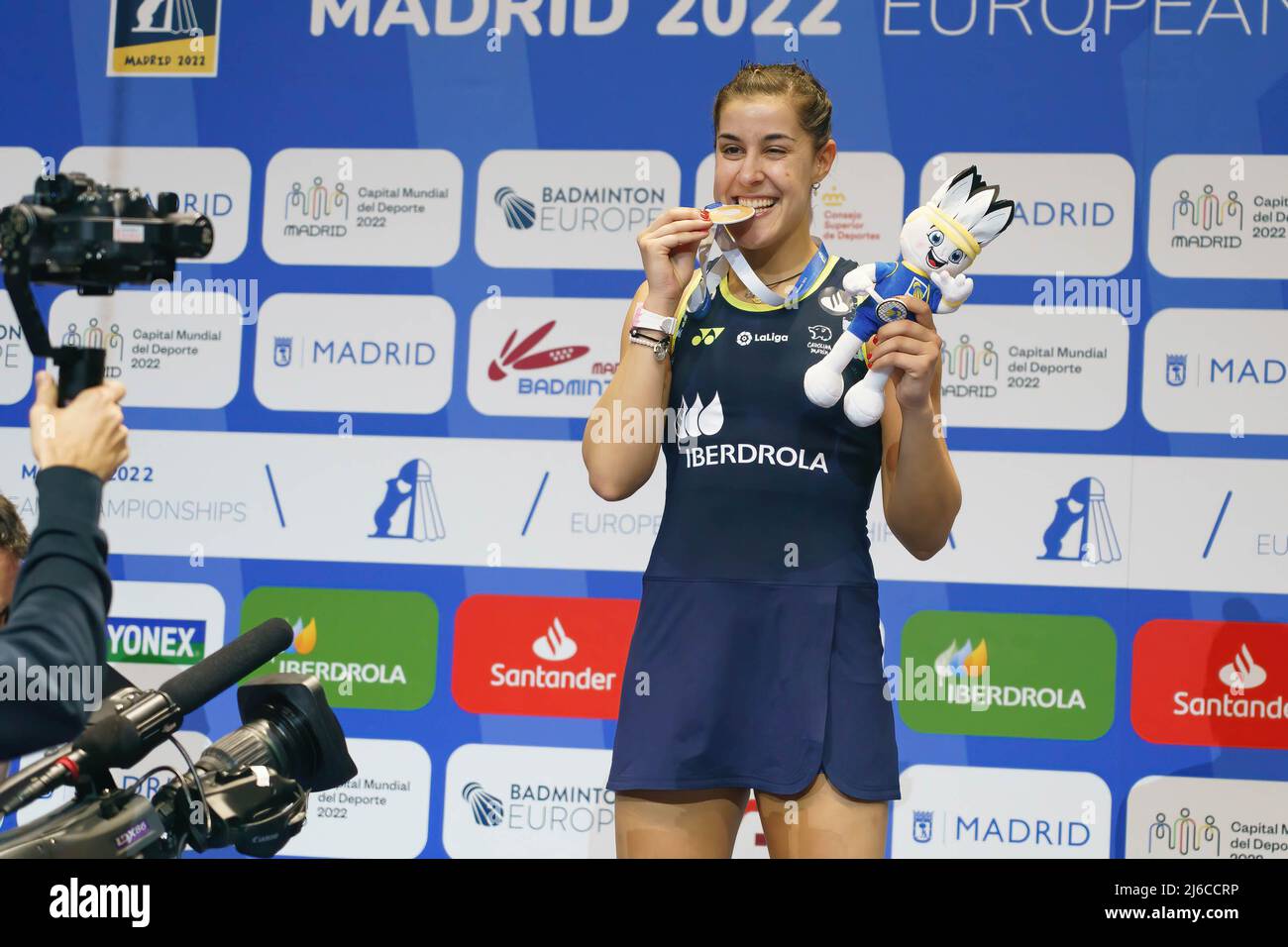 Lo spagnolo Carolina Marín si pone sul podio con la medaglia d'oro dopo aver vinto il suo sesto campionato europeo di badminton consecutivo sconfiggendo (21-10 e 21-12) lo scozzese Kirsty Gilmour, nella finale femminile disputata a Madrid. Foto Stock