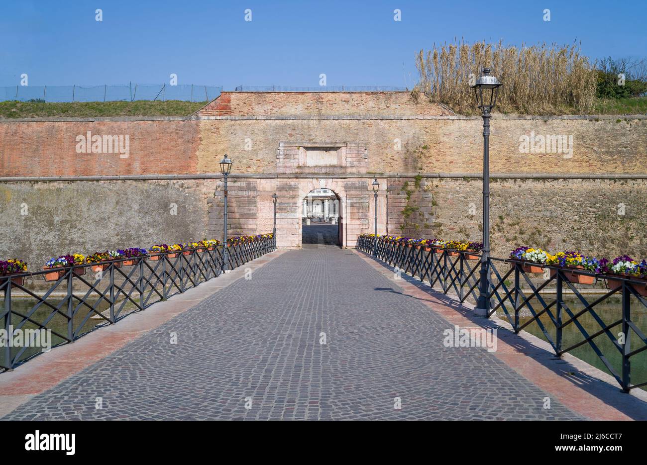 Italia, Peschiera del Garda, il ponte che si affaccia sulla porta bresciana delle antiche mura fortificate della città sul fiume Mincio Foto Stock