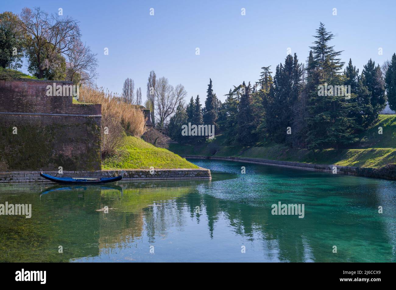 Italia, Peschiera del Garda, le antiche mura fortificate della città sul fiume Mincio Foto Stock