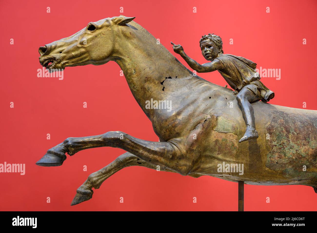 Statua di bronzo di un cavallo e di un giovane jockey noto come il Jockey Artemision. Recuperato in peices da un antico naufragio vicino a Capo Artemision su Eubo Foto Stock