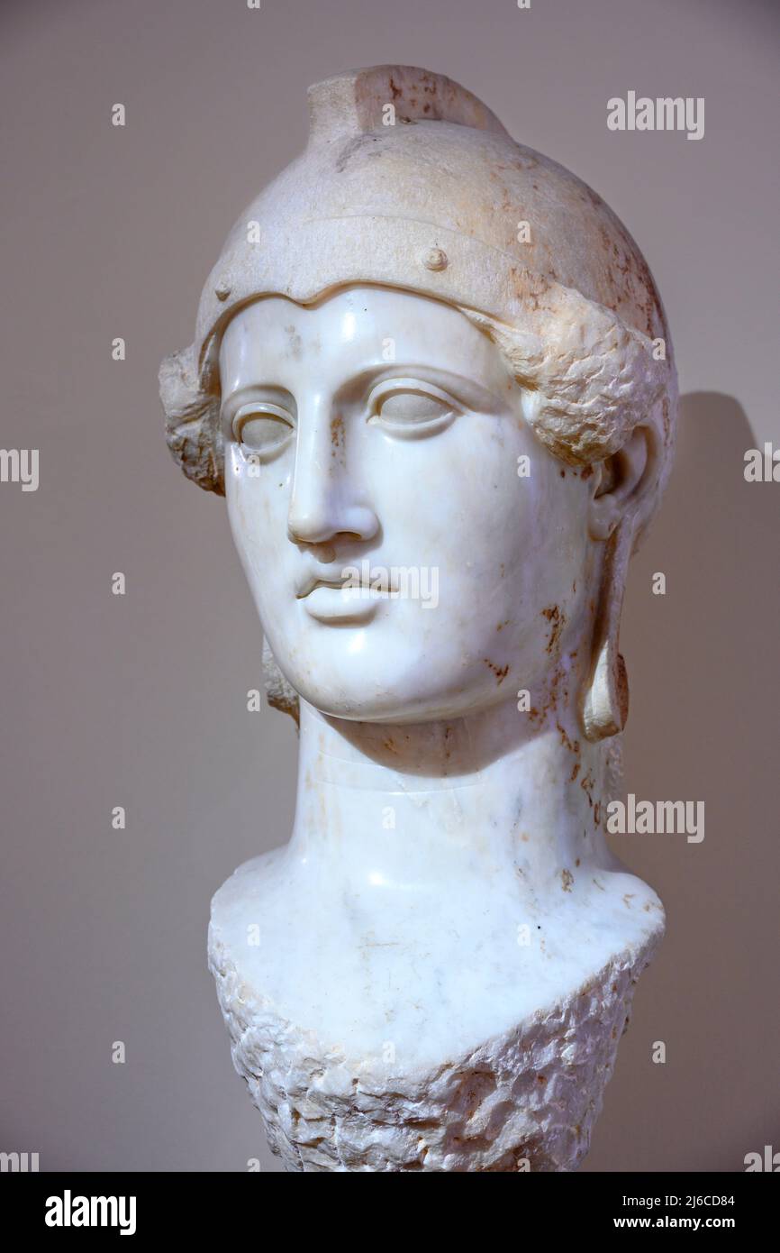 Capo di Athena, conosciuto come il marmo Pentelico 'Pnyx Athena', trovato ad Atene, probabilmente dopo il 430 a.C. Museo Archeologico Nazionale, Atene, Grecia. Foto Stock