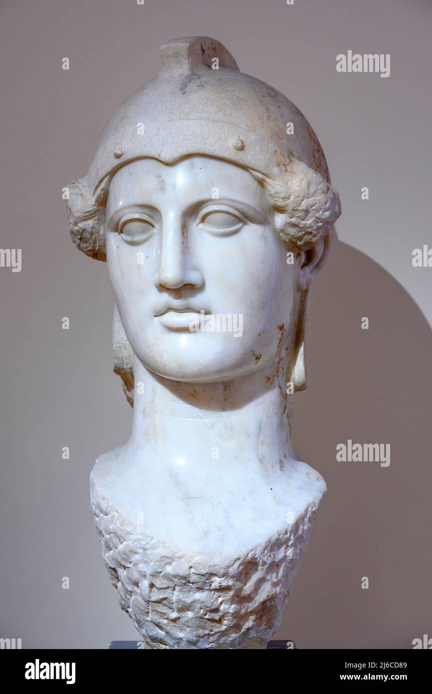 Capo di Athena, conosciuto come il marmo Pentelico 'Pnyx Athena', trovato ad Atene, probabilmente dopo il 430 a.C. Museo Archeologico Nazionale, Atene, Grecia. Foto Stock