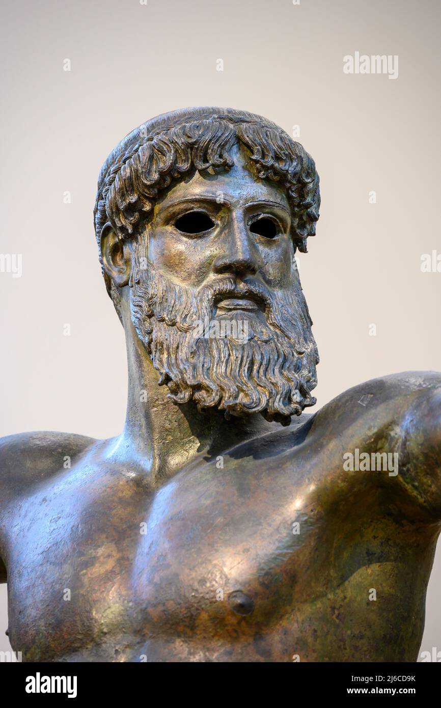 Testa e dettaglio di una statua di bronzo di Zeus o forse Poseidone. Trovato nel mare di Capo Artemision, Euboea settentrionale. Periodo classico 460 a.C. Uno di Foto Stock