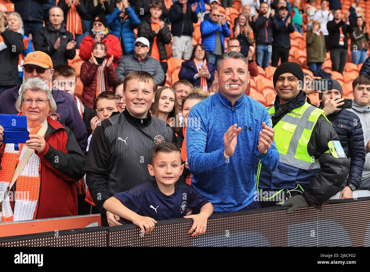 I fan di Blackpool dopo l'ultima partita a casa della stagione 2021-22 Foto Stock