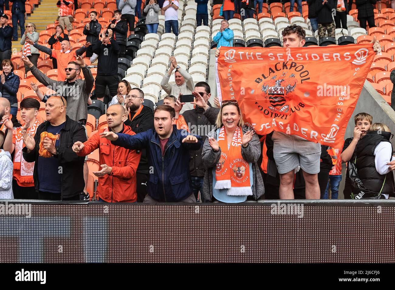 I fan di Blackpool dopo l'ultima partita a casa della stagione 2021-22 Foto Stock