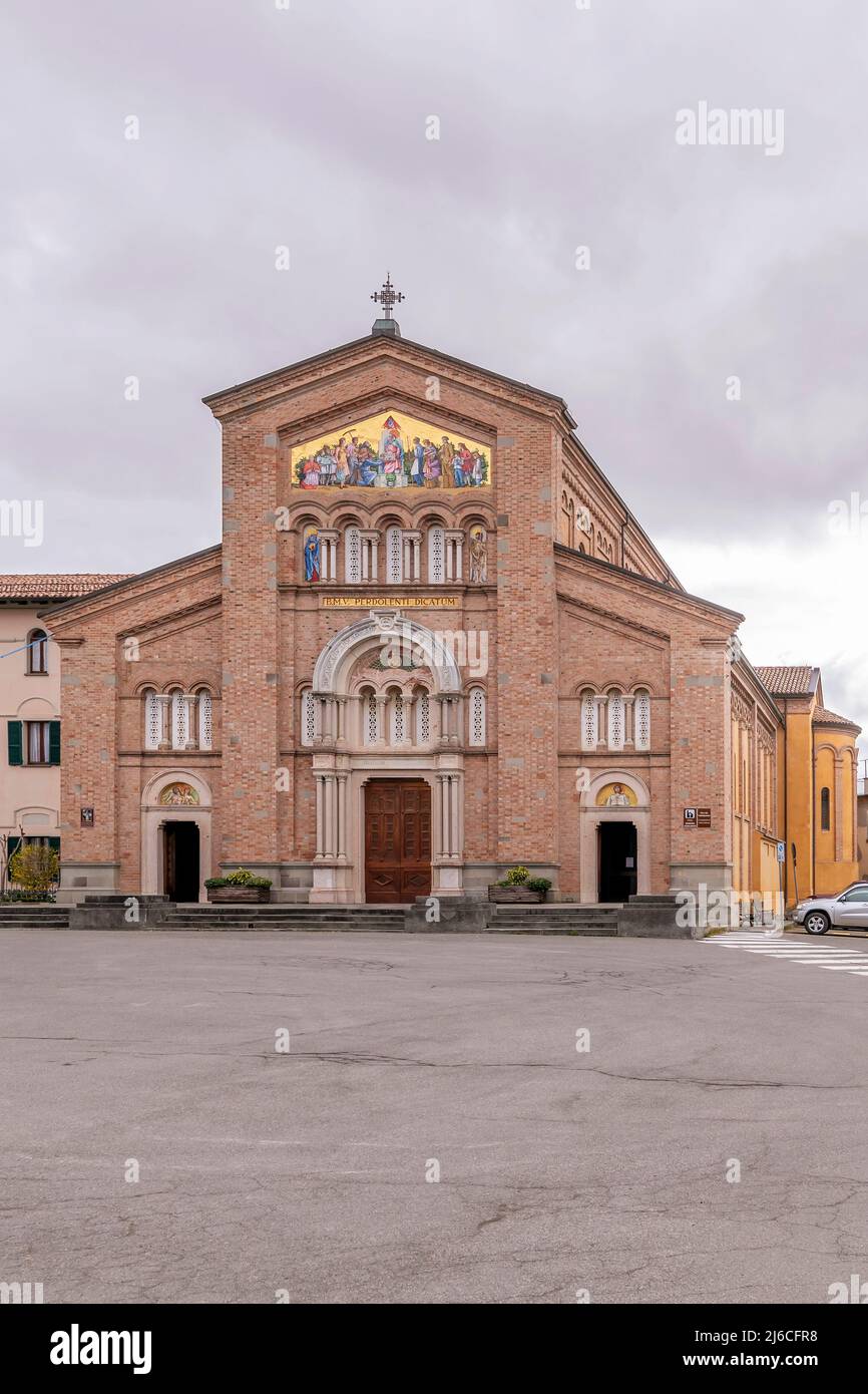 La facciata della Chiesa di Santa Maria Addolorata nel centro storico di Bardi, Parma, Italia Foto Stock