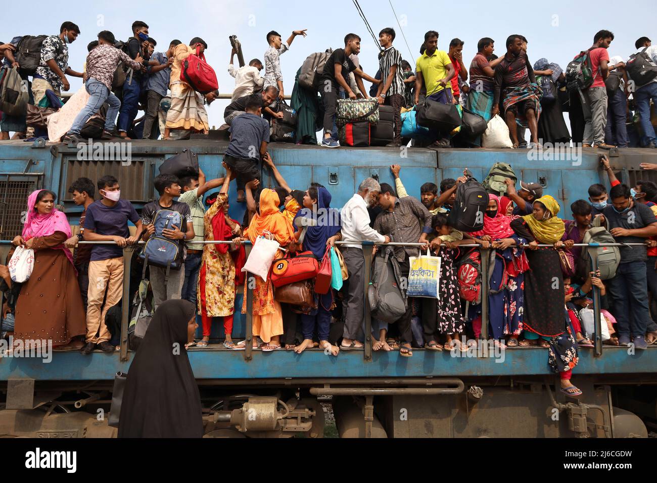 30 aprile 2022, Joydebpur, Gazipur, Bangladesh: EID-ul-Fitr è uno dei più grandi festival dei musulmani. Tutti vogliono celebrare questo festival con i loro familiari. In questo momento la gente tenta comunque di andare nella loro città. Essi assumono qualsiasi tipo di rischio per tornare a casa. Migliaia di persone viaggiano nel treno in eccesso. Le persone viaggiano sul tetto del treno in quanto non ci sono posti a sedere disponibili all'interno. Circa la metà degli abitanti della città ha lasciato la città questa volta. (Credit Image: © Syed Mahabubul Kader/ZUMA Press Wire) Foto Stock